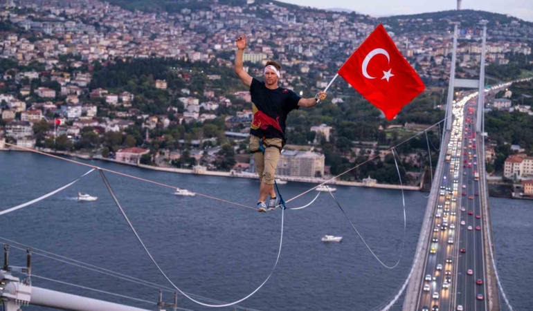 Estonyalı sporcu Jaan Roose 15 Temmuz Şehitler Köprüsü’nü ip üzerinde yürüyerek geçti