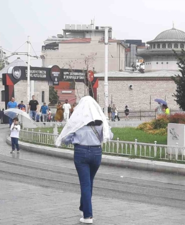 Etkili yağışa Taksim’de yakalanan vatandaşlar zor anlar yaşadı