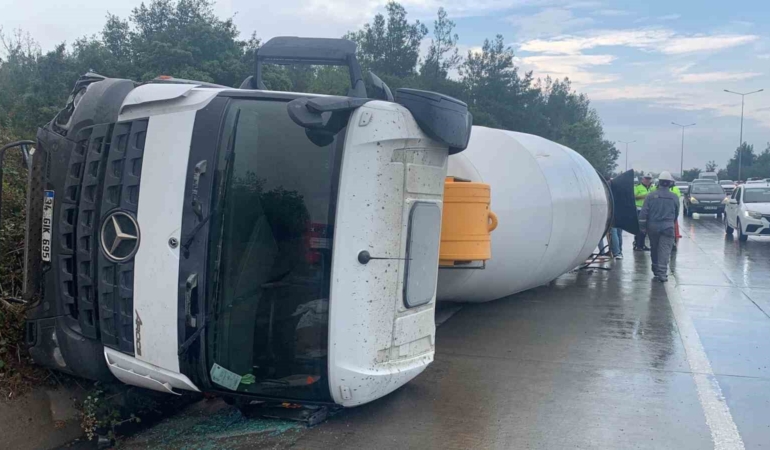 Eyüpsultan’da seyir halindeki beton mikseri devrildi