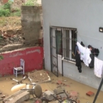 Eyüpsultan’da yağmur nedeniyle inşaat duvarı yıkıldı, yan binanın bodrumunu su bastı