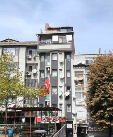 Fatih’te kaçak katın üzerine inşa edilen bir kaçak kat daha görenleri hayrete düşürdü