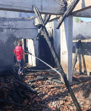 Fırında çıkan yangında depo olarak kullanılan bölüm kül oldu