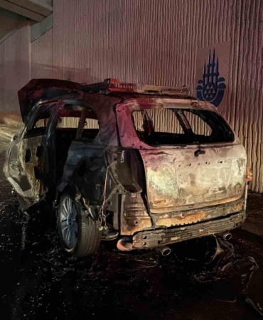 Florya E-5’te yanan araç hurdaya döndü