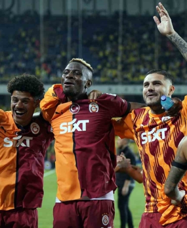 Galatasaraylı futbolcular derbi galibiyetini taraftarıyla kutladı