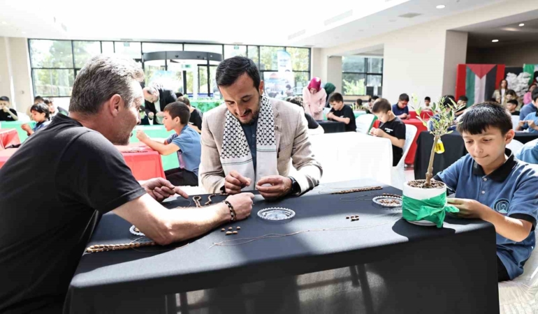 Gazze’deki zeytin ağacı katliamını zeytin çekirdeğinden tespih yaparak protesto ettiler