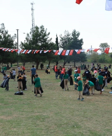 Gebze’de öğrenciler yere atılan çöpleri toplayarak farkındalık oluşturdu