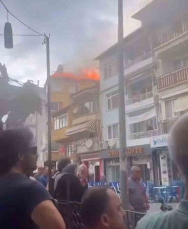 Gemlik’te 4 katlı binanın çatı katında yangın çıktı