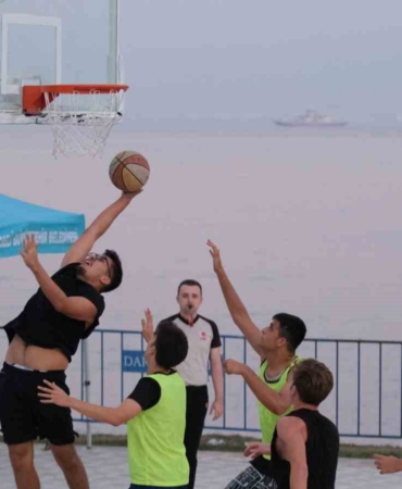 Gençler, kardeş pasıyla potada şov yaptı