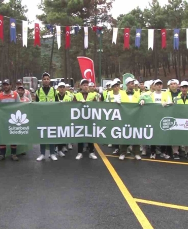 Gençlik ve Spor Bakanı Osman Aşkın Bak, çevre temizliği farkındalık etkinliğine katıldı