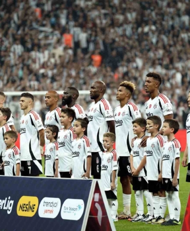 Giovanni van Bronckhorst kadroda değişiklik yapmadı