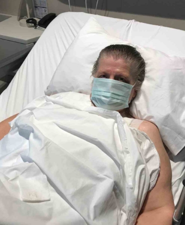 Göğsünden boynuna kadar uzanan 7 kiloluk kitleyi taşıyan Özcan’ın tümörü temizlendi