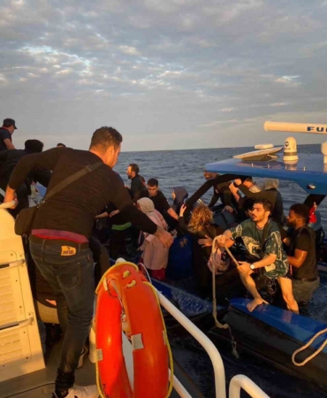 Gökçeada’da botları su alan 1 çocuk 47 kaçak göçmen kurtarıldı