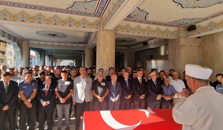 Görevi esnasında kalp krizi geçiren polis memuru son yolculuğuna uğurlandı