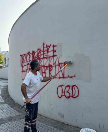 Görüntü kirliliği oluşturan yazılar boyanıyor