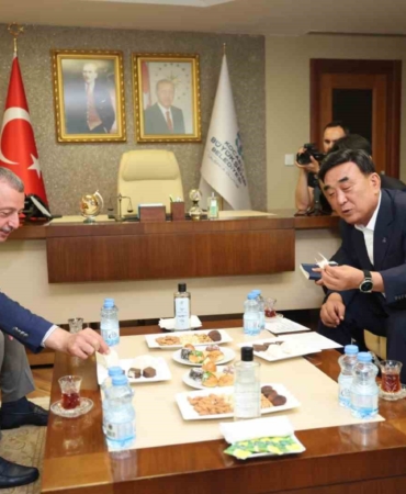 Güney Koreli Başkan, çay ve pişmaniyeye bayıldı