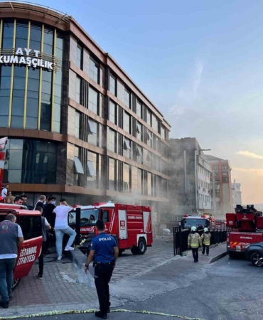 Güngören’de 4 katlı kumaş imalathanesinde yangın paniği