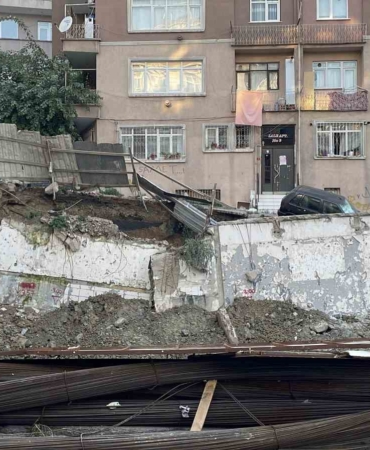 Güngören’de inşaat çalışması sırasında istinat duvarı ve yol çöktü