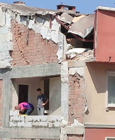 Güngören’de yıkım sırasında yan binanın duvarı ve çatısı zarar gördü