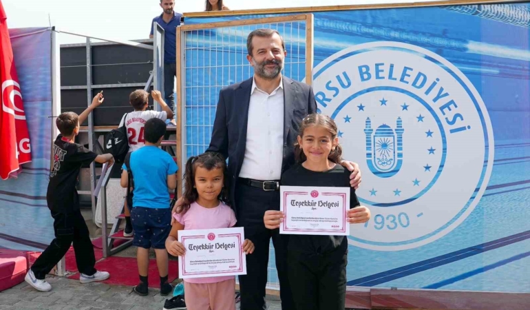 Gürsu’da yüzlerce çocuk yüzmeyi öğrendi