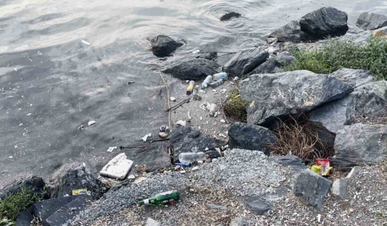 Haliç’in kıyıları çöplüğe döndü