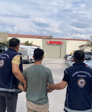 Hapis cezasıyla aranan zanlı kardeşine ait kimlikle yakalandı