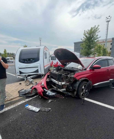 Hastane otoparkında park halindeki karavana çarptı
