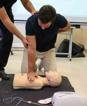 Hayat kurtaran "heimlich" manevrası eğitimi