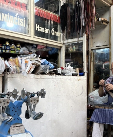 Hem imamlık yaptı hem ayakkabı tamir etti