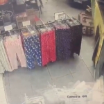 İETT otobüsünün gelinlik dükkanına girdiği anlar kamerada