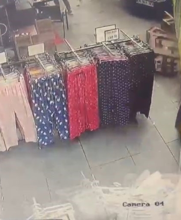 İETT otobüsünün gelinlik dükkanına girdiği anlar kamerada