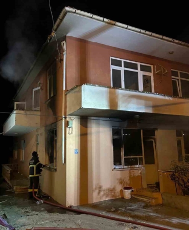 İki katlı binada yangın paniği