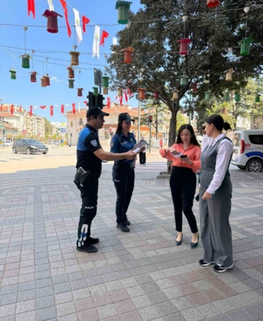 İnegöl’de İlçe Emniyet Müdürlüğü ekiplerinden vatandaşları bilgilendirme çalışması