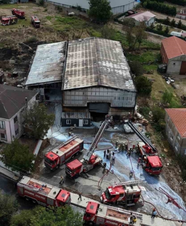 İstanbul Çatalca’da bulunan bir fabrikada bilinmeyen nedenle yangın çıktı. Olay yerine çok sayıda itfaiye ekibi sevk edildi.