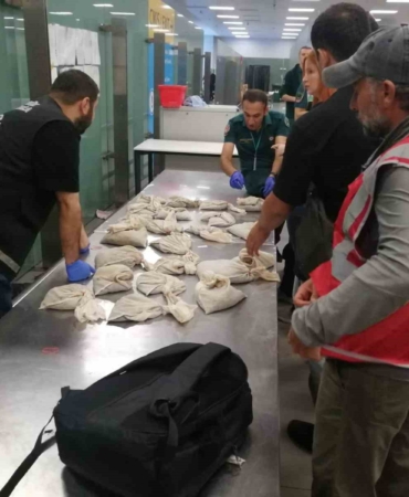 İstanbul Havalimanı’nda 20 bin adet canlı tıbbi sülük ele geçirildi