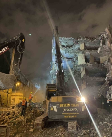 İstanbul Ticaret Borsası’na ait atıl durumdaki binanın yıkımına devam ediliyor