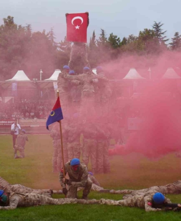 Jandarma Merasim Birliği gösterisi ayakta alkışlandı