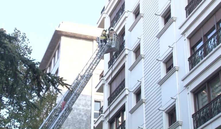 Kadıköy’de dairede çıkan yangında 1 kişi hayatını kaybetti