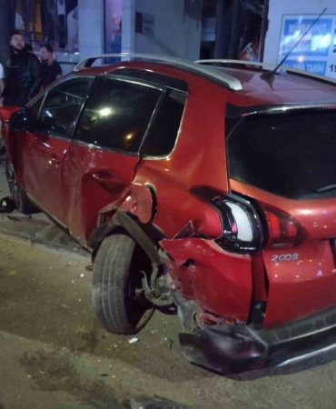 Kadıköy’de kontrolden çıkan otomobil park halindeki araçlara çarptı: 4 yaralı