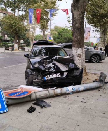 Kadıköy’de sürücüsünün kontrolünden çıkan otomobil aydınlatma direğine çarptı