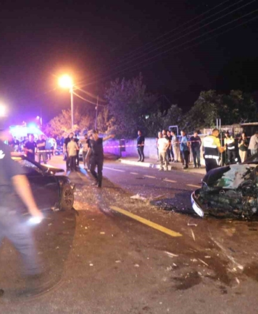 Kafa kafaya çarpışan otomobiller hurdaya döndü: 4’ü ağır 7 yaralı