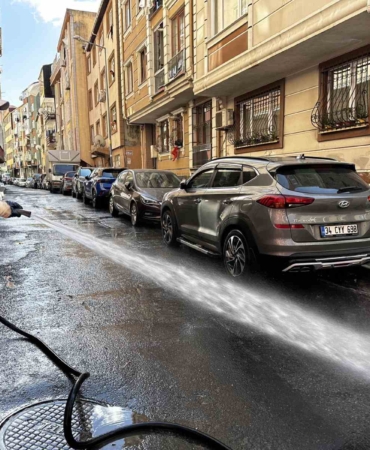 Kağıthane’de yıkanan sokaklar temizlikle nefes alıyor