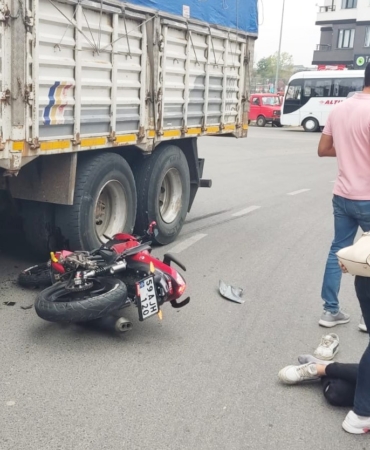 Kamyona çarpan motosiklet sürücüsü ağır yaralandı