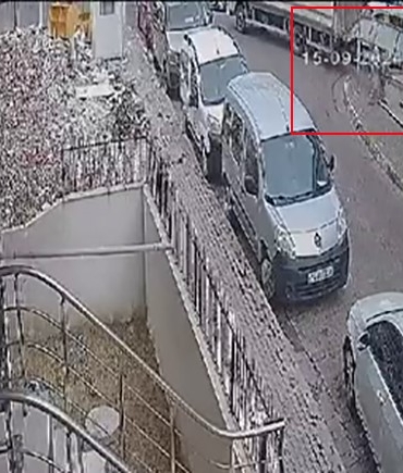 Kamyonun devirdiği market tabelası alışverişten çıkan adamın kafasına düştü