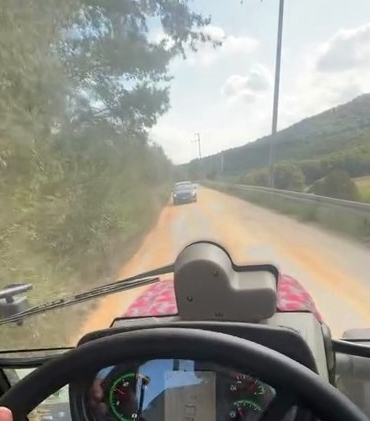 Kamyonun kapağı açıldı yol mısır tarlasına döndü