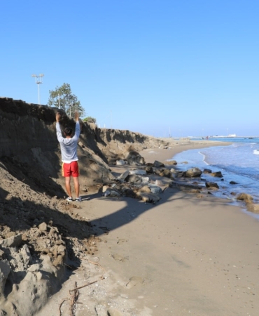 Karasu sahilinde kıyı erozyonu tehdidi: Karadeniz Karasu’yu parça parça yutuyor