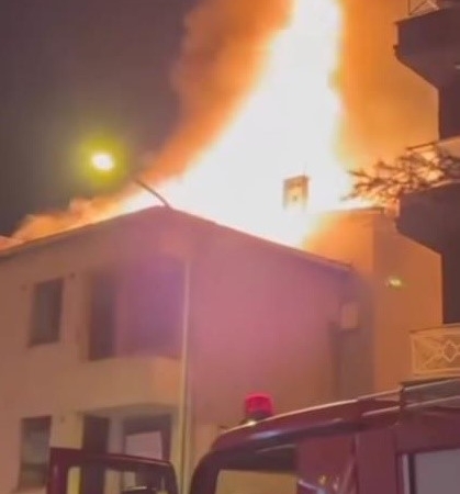 Kartal Metruk binanın çatısı alev alev yandı