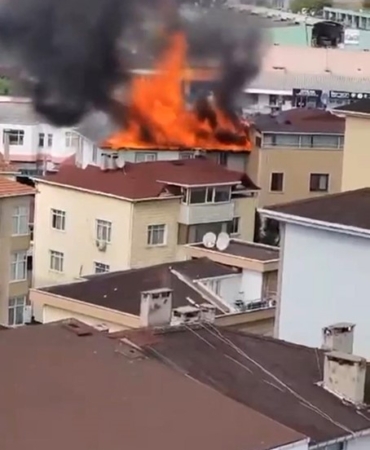 Kartal’da 5 katlı binanın çatı katı alevlere teslim oldu