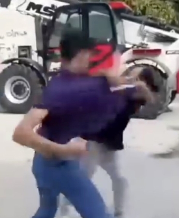 Kavga eden arkadaşlarını boks ringindeymiş gibi izleyip tezahürat ettiler