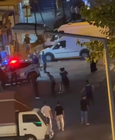Kavgayı ayırmaya çalışan polise silah çekti, polis havaya ateş açtı: O anlar kamerada