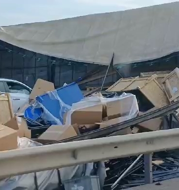 Kaza yapan tırdan yola saçılan malzemeler yolu kapattı